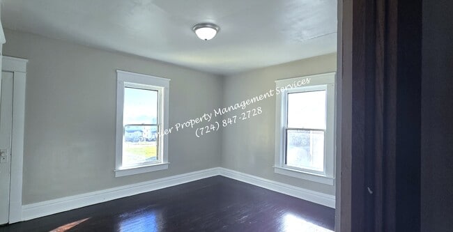 Building Photo - 922 Winslow Ave