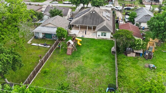 Building Photo - 631 Apache St