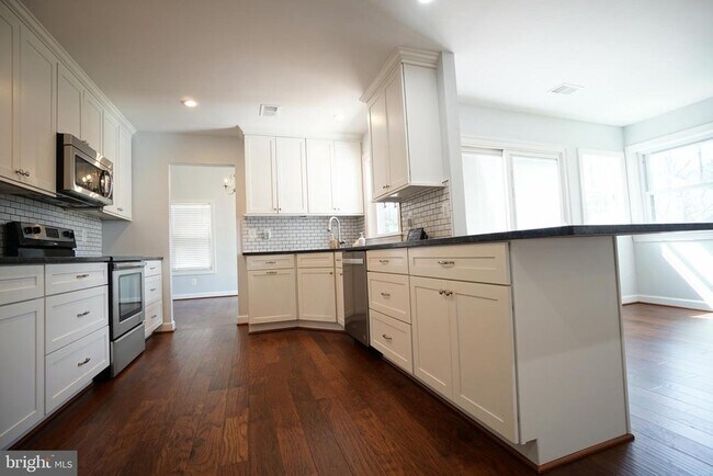 Building Photo - 322 Sugarland Run Dr