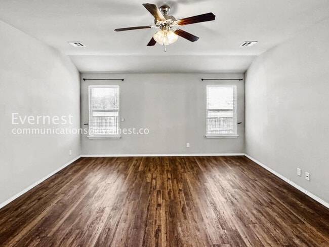 Building Photo - 3 Bed/2 Bath Home with Fenced Yard & Garage / Pet-Friendly / Available Soon!