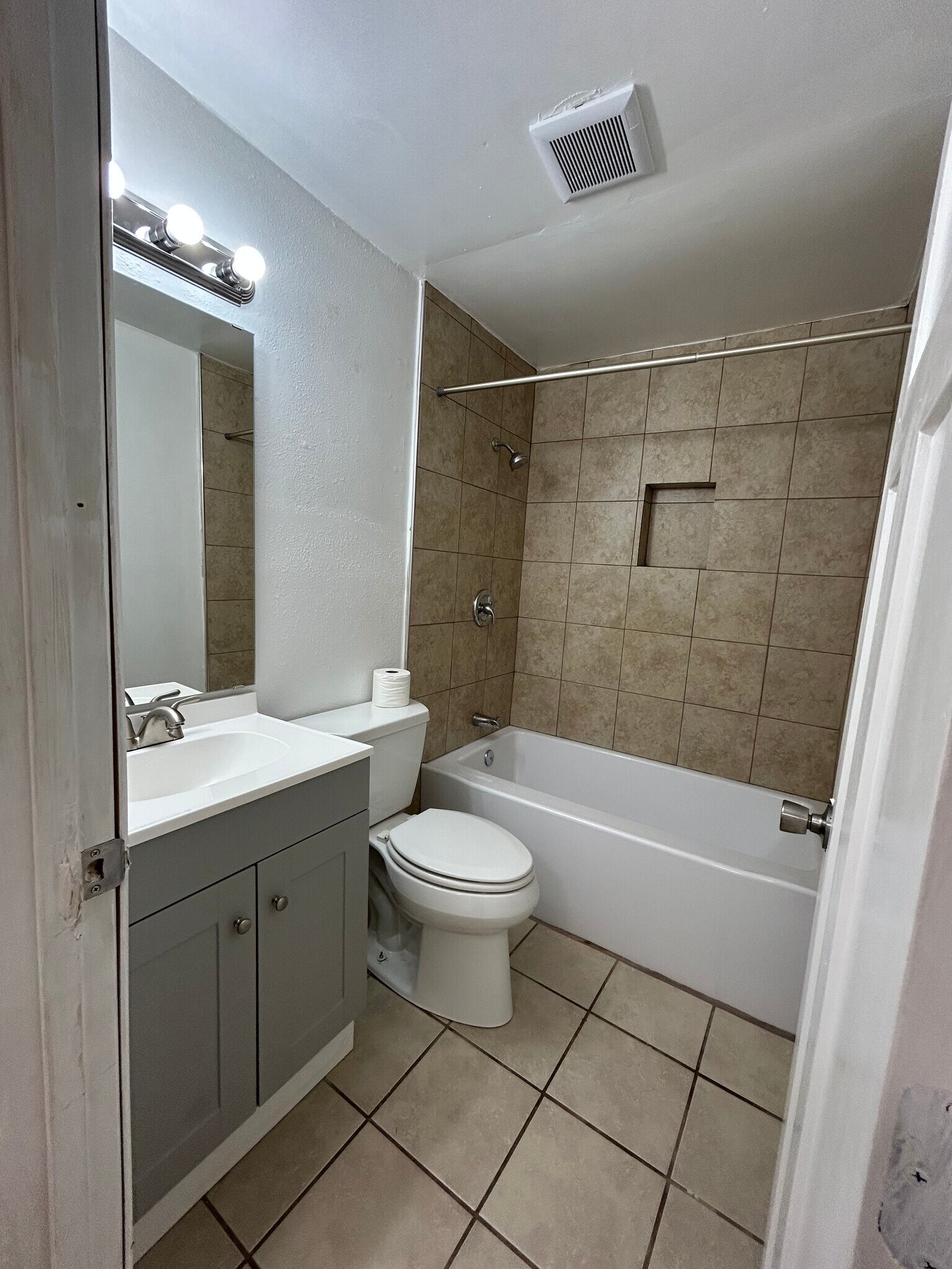 Building Photo - 4401 Saratoga Pl NE