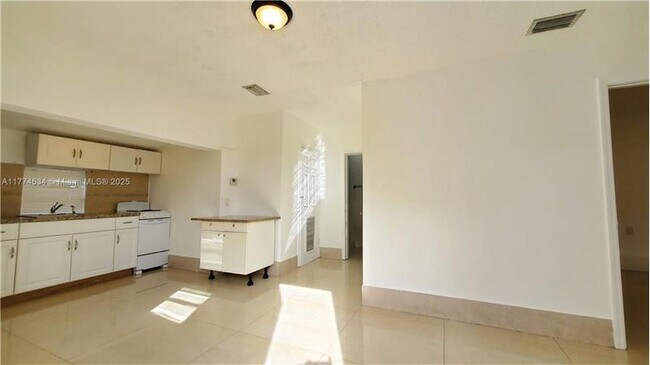 Building Photo - 2124 Scott St