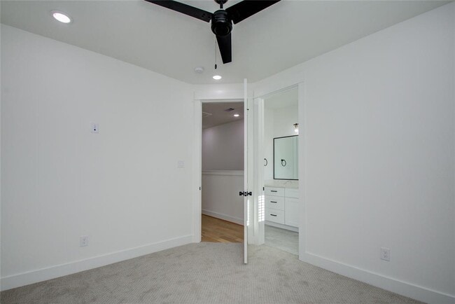 Building Photo - 3206 Live Oak St