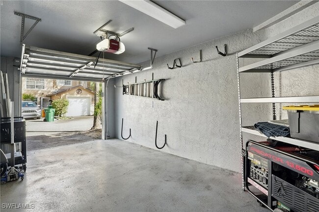 Building Photo - 9624 Crescent Garden Dr