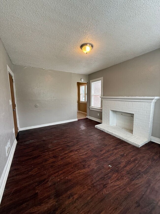 Building Photo - Cozy 1BR in the Heart of OKC – Walk to Plaza District