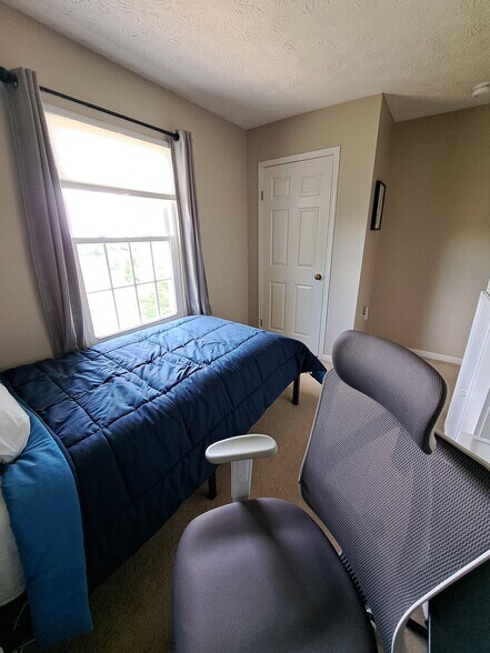 Building Photo - 2805 Schubert Dr