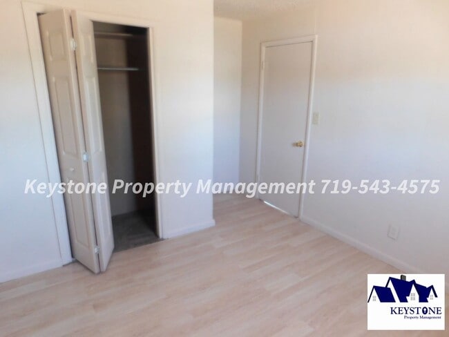 Building Photo - Small Dog Friendly! 3 Bedrooms / 1 Bath / 2 Car Detached Garage $1200/$1200