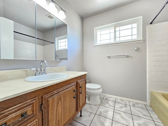 Building Photo - Beautiful interior and Convenient feature!...