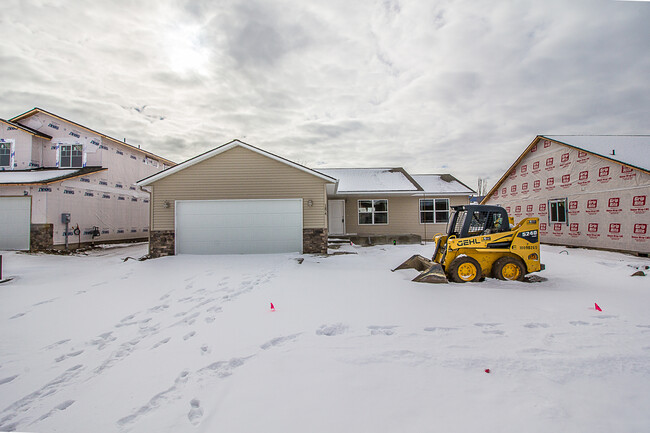 Building Photo - 1474 E Yellowstone Ave