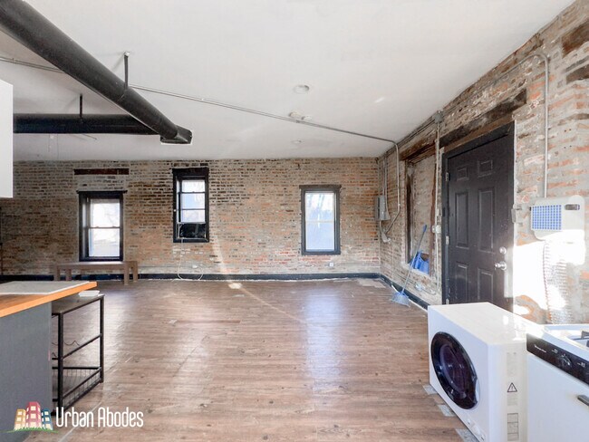 Building Photo - 639 N Troy St