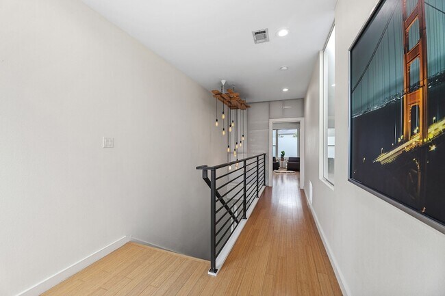 Building Photo - 4411 Roseland Ave