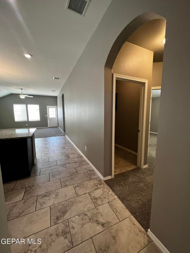 Building Photo - 924 Coyote Melon Dr