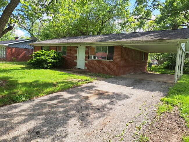 Building Photo - "3-Bedroom Quiet Neighborhood !"