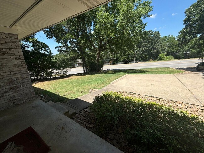 Building Photo - 4 Bedroom Single Family Home Close to Univ...
