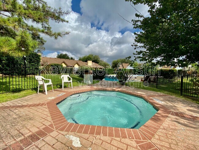 Building Photo - 1601 Faro Dr