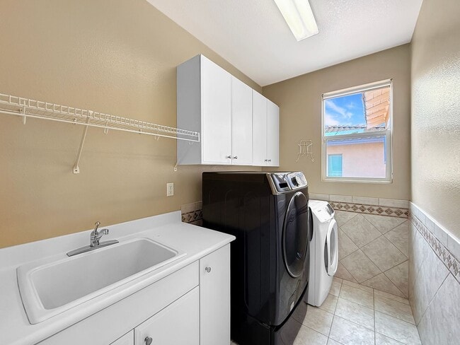 Building Photo - SD: Spacious 5B/4BA Home with Private Patio, Backyard & Soaking Tub