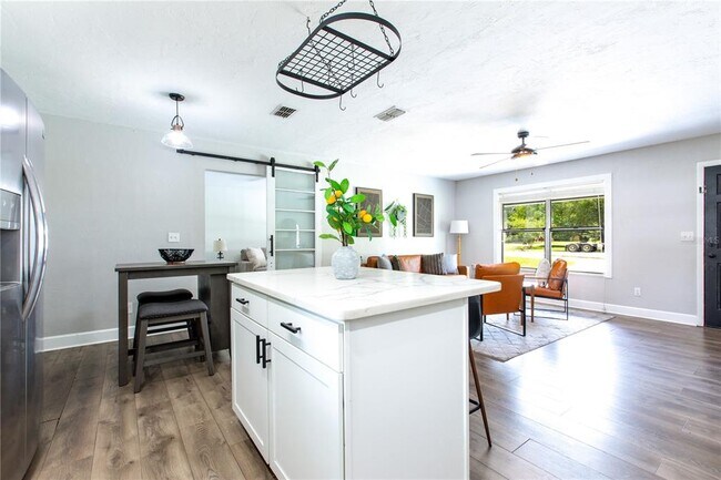 Building Photo - 821 Parkwood Pl