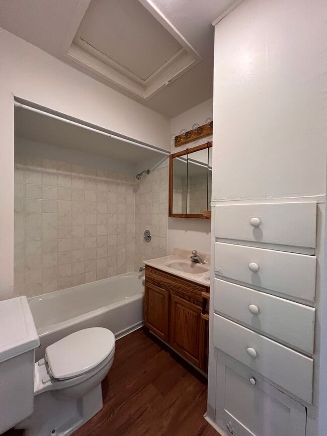 Building Photo - e2607