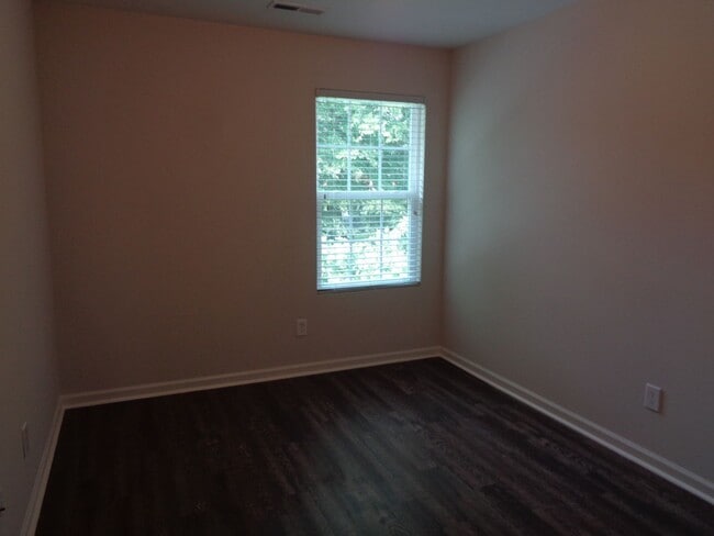 Building Photo - 3 Bedroom Townhouse with 1-Car Garage