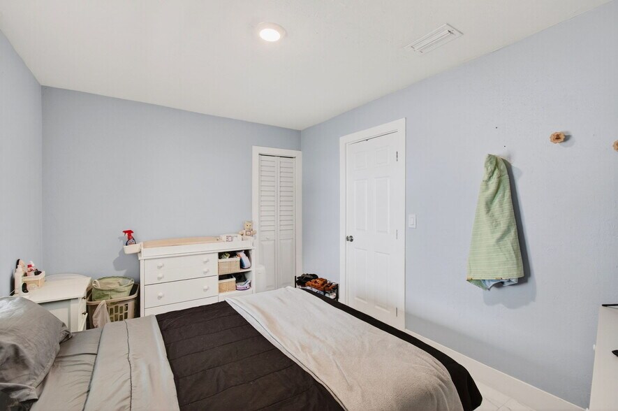 Building Photo - 614 N E St