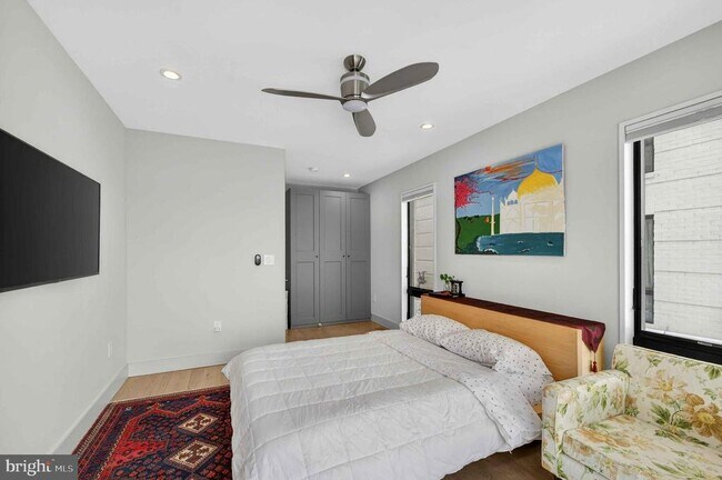 Building Photo - 911 S Oak St