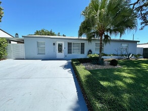 Building Photo - 2300 SW 43rd Terrace