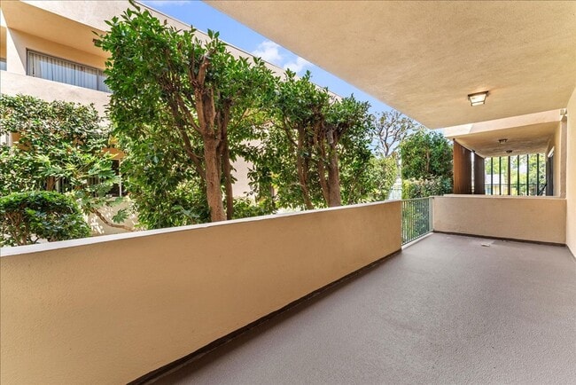 Building Photo - 17424 Burbank Blvd