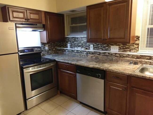 Building Photo - 640 Center St