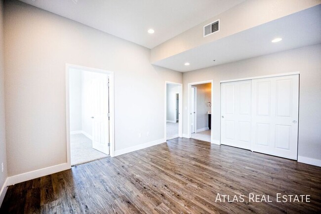 Building Photo - Beautiful 2 Bed 2 Bath Corner Apartment on...