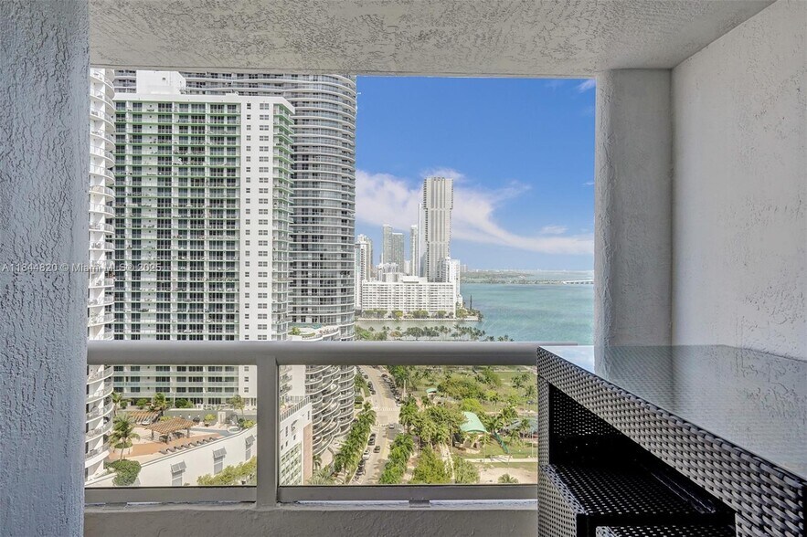 Primary Photo - 1717 N Bayshore Dr