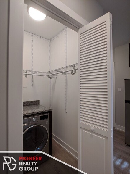 Building Photo - 437 W Belden