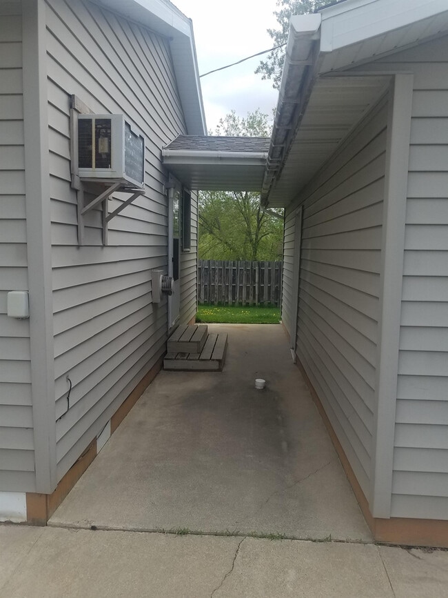 Building Photo - 75 Willow St SE