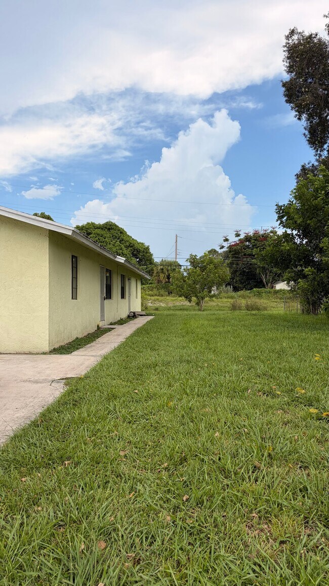 Building Photo - 1584 E Breezy Ln