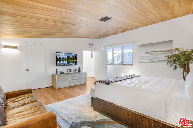 Building Photo - 661 Broadway St