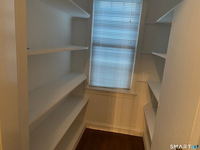 Building Photo - 817 Newfield Ave