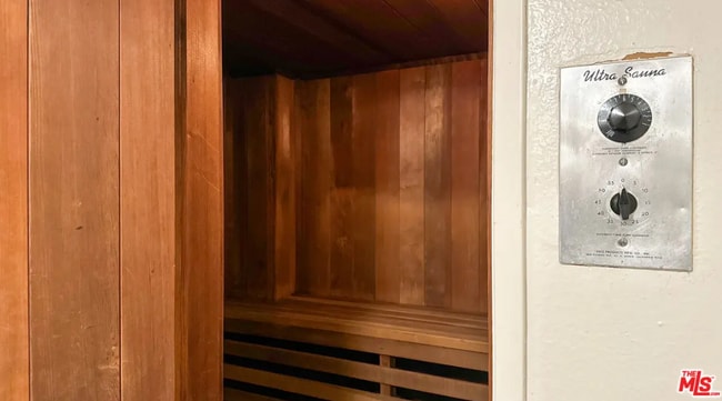 Building Photo - 532 N Rossmore Ave