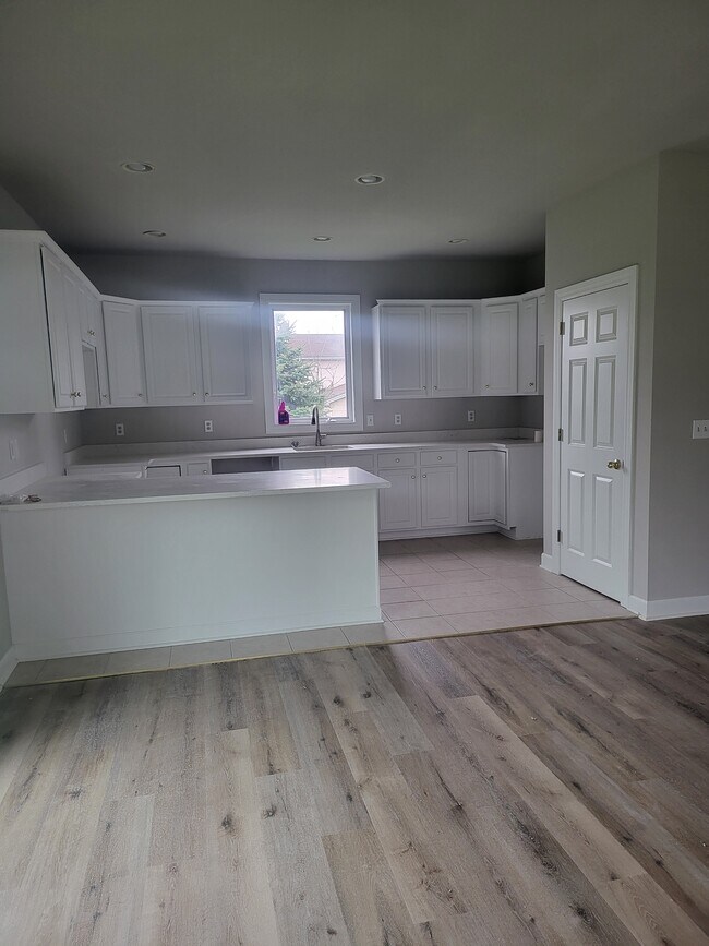 Building Photo - 6188 Sheridan Dr