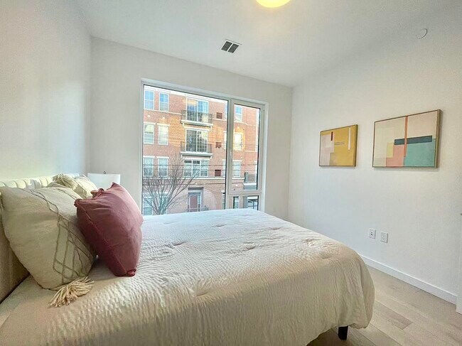 Building Photo - 425 3rd St