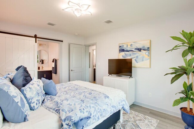 Building Photo - 13611 Catbird Dr