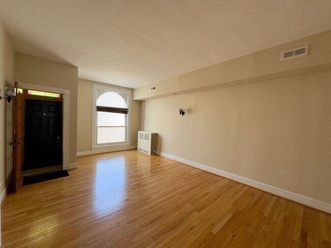 Building Photo - Charming 2Bed/1Bath Townhome in Highlandtown, Baltimore, MD!