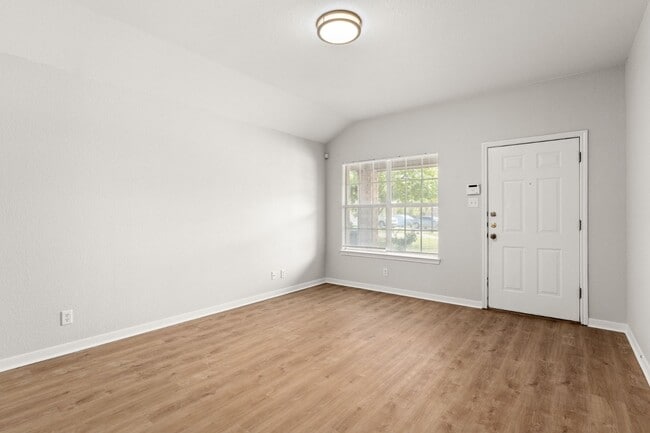 Building Photo - 1404 Chips Dr