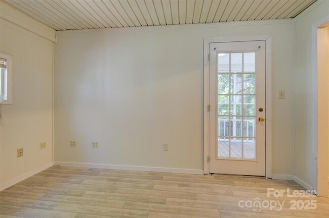 Building Photo - 607 W 19th Ave