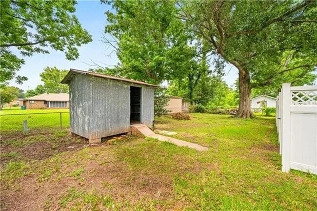 Building Photo - Single Family Residence