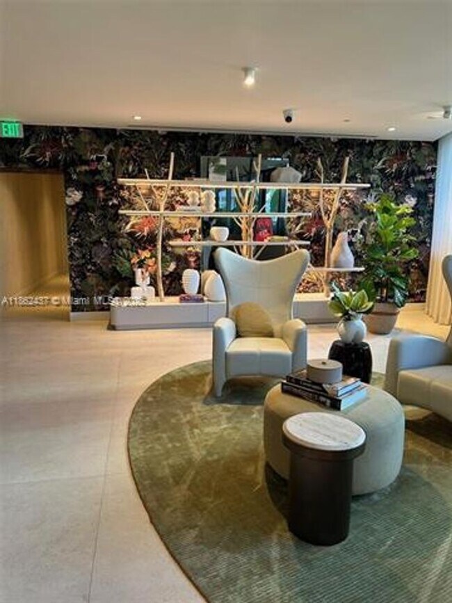 Building Photo - 700 NE 24th St