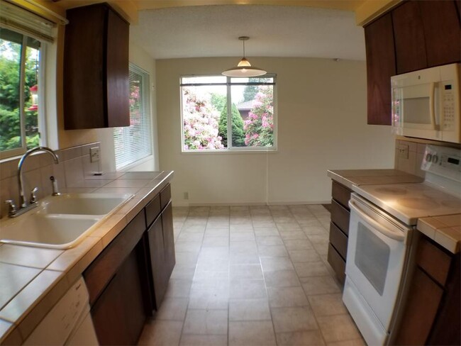 Building Photo - 3 bedroom in Bellevue WA 98006