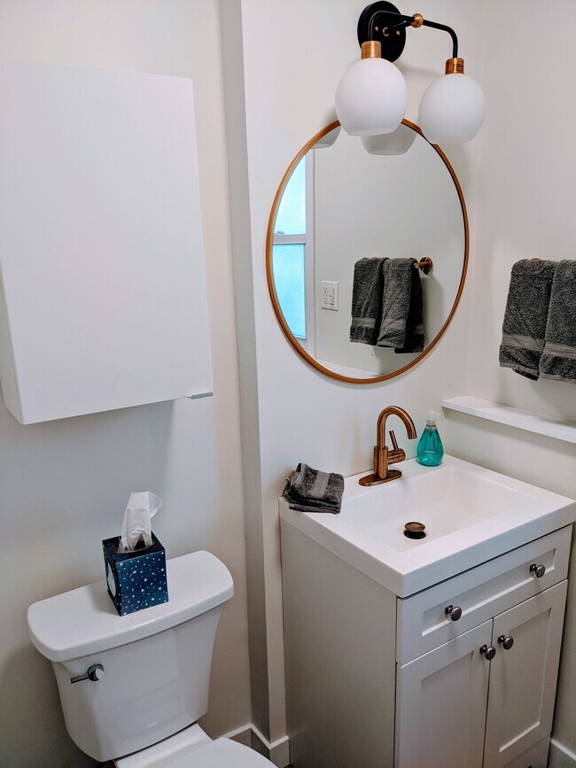 Bath Sink - 308 Seaview St