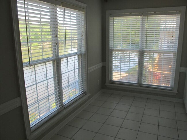Building Photo - Upscale Lakefront Home  In the Heart of Martinez