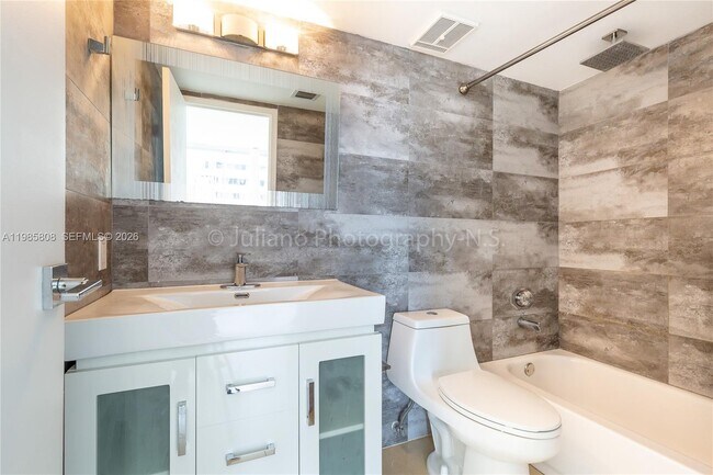 Building Photo - 7601 E Treasure Dr