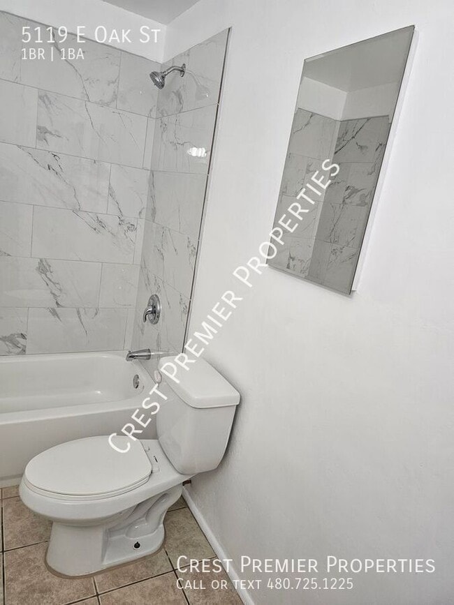 Building Photo - 5119 E Oak St