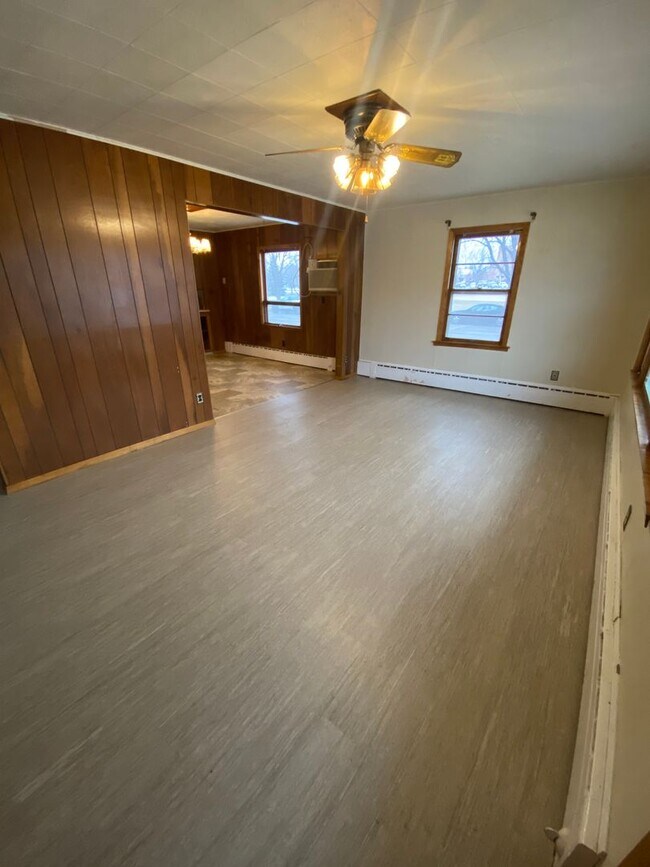 Building Photo - Cozy Home with Double Stall Garage